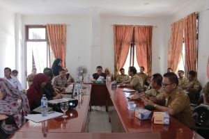 Sekretaris Daerah Boltim, Ir Hi Muhammad Assagaf saat memimpin sekaligus membuka rapat FGD