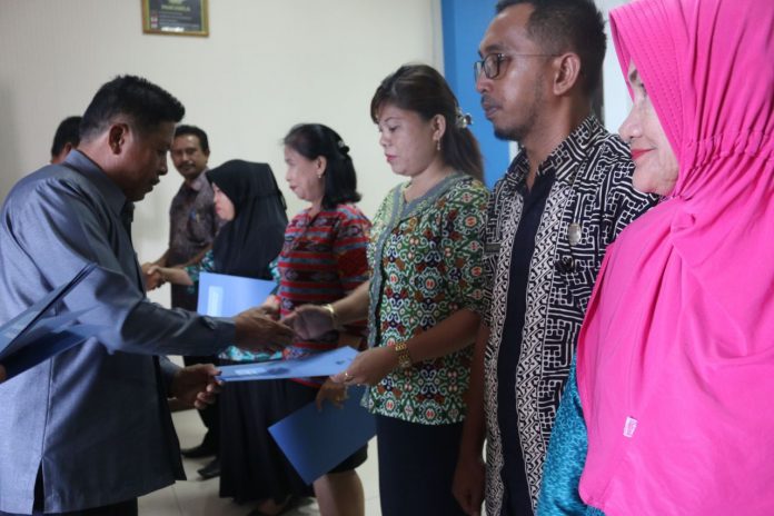 Tampak Foto Wakil Bupati Boltim Drs. Rusdi Gumalangit menyerahkan Surat Tugas