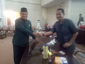 Wakil-Ketua-II-DPRD-Bolmut-saat-berjabatangan-dengan-Bakal-Ketua-DPRD-Saiful-Ambarak-dari-Partai-Golkar-1024×768