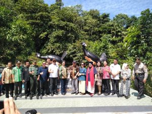 Bupati Bolmong, Ibu Yasti Soepredjo Mokoagow foto bersama Dirjen KSDAE bersama Ibu, Koordinator E-Pass dgan instansi terkait di depan tugu Sanctuari Maleo Desa Pinonobatuan Tambun.