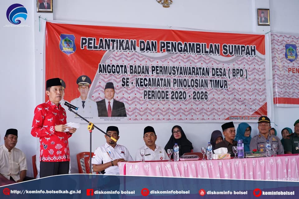 Bupati Bolsel Hi. Iskandar Kamaru, SPt menyampaikan sambutan saat menghadiri Pelantikan 60 anggota BPD se Kecamatan Pinoloian Timur, Jumat (31/01/2020) kemarin.