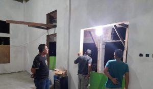 Gusri Lewan Saat Memantau pembangunan masjid beberapa waktu lalu