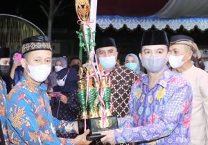 Sekretaris Daerah Kotamobagu Saat Menyerahkan Trophy Kepada Pemenang