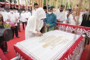 Wali Kota Kotamobagu Saat Menandatangani Prasasti (Foto : Danny Talot)